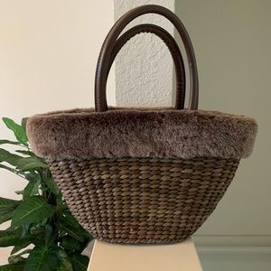 Cute straw/faux fur tote handbag!